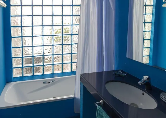 Stunning Sea Views Over Marina With Swimming Pool Сasa de vacaciones