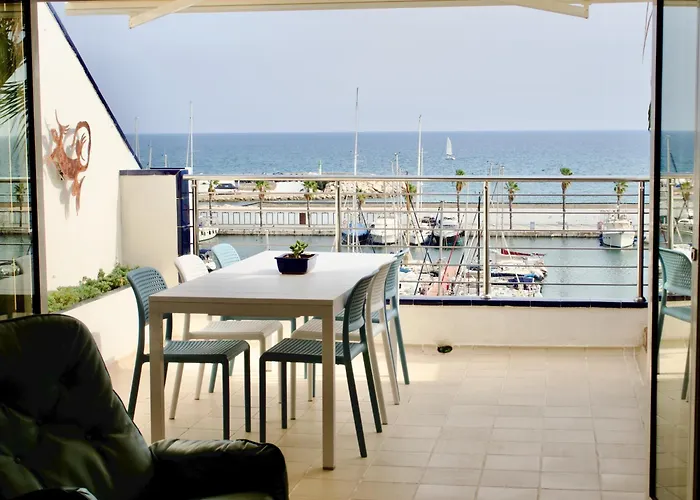 Stunning Sea Views Over Marina With Swimming Pool Сasa de vacaciones *