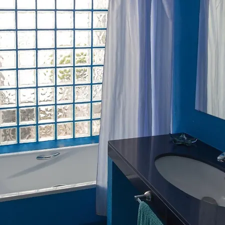 Stunning Sea Views Over Marina With Swimming Pool 度假居